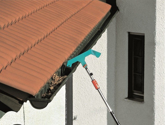 V případě, že jste na podzim chatu důkladně zazimovali, její návrat do uživatelského stavu bude rozhodně jednodušší Jako první je nutné zkontrolovat stav oken, dveří a střechy. Pozornost věnujte komínu a také kamnům.