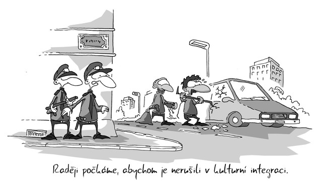 Kreslený vtip: Raději počkáme, abychom je nerušili v kulturní integraci. Autor: Marek Simon