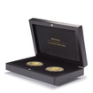 Sada dvou zlatch minc Britannia 2023 QEII + KCIII 31,1 g (2 x 1 Oz) v etuji