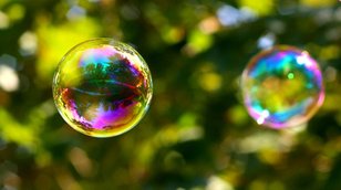 Akciov bublina: M stle smysl nakupovat?