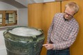 Archeolog Jan Jlek s ndobou krtce po nlezu