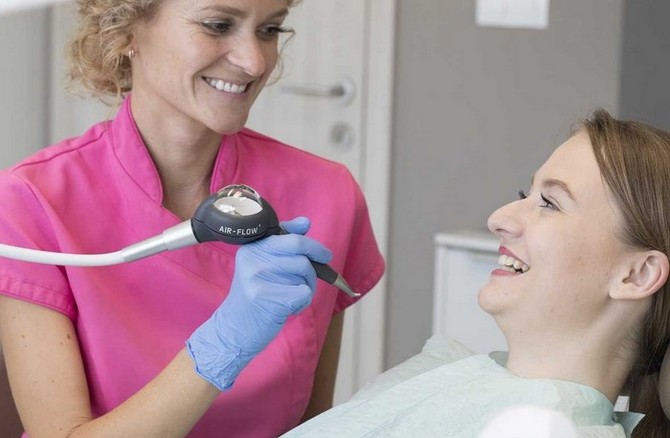 Čištění zubů pomocí ultrazvuku 