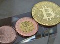 Bitcoin a koruna (ilustrační obrázek)