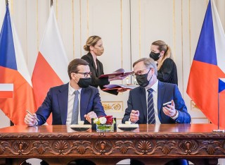 R a Polsko dnes podepsaly dohodu o spoluprci k een vliv tby v dole Turw. Ta phraninm obcm pin penze na vodovody, podzemn bariru proti odtoku podzemnch vod, zelen val proti prachu i hluku a budoucnost s prvn zrukou
