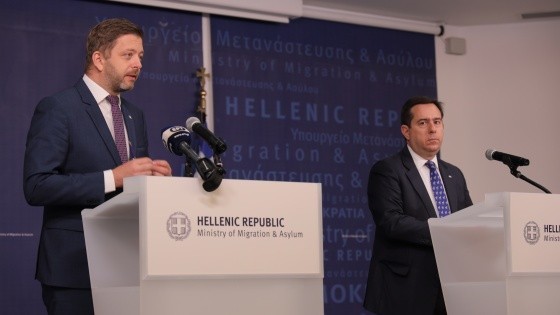 Ministr vnitra Vt Rakuan a ministr pro migraci a azyl Notis Mitarachi na tiskov konferenci