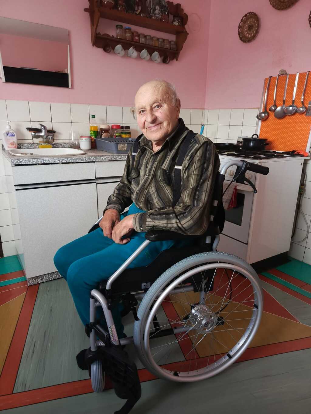 Prvnm klientem byl 97let druhovlen vetern Frantiek Sochora, kter obdrel skldac invalidn vozk.