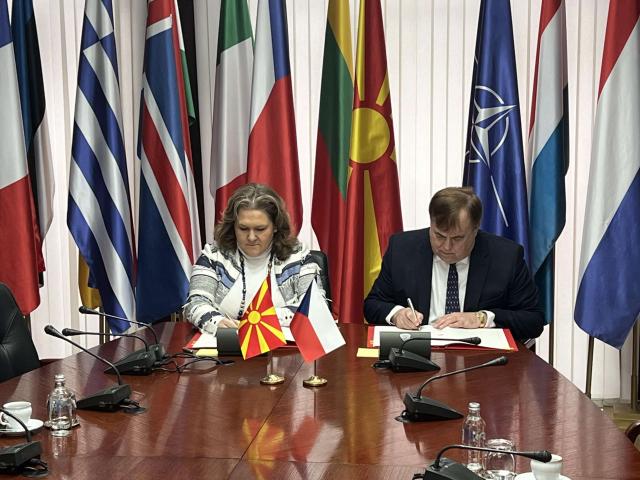 Makedonsk ministryn obrany Slavjanka Petrovsk a velvyslanec Jaroslav Ludva podepisuj mezivldn dohodu na opravu vrtulnk