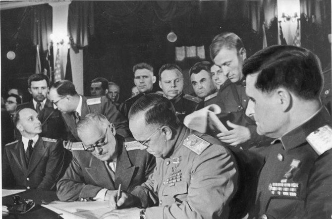 Bezpodmnen kapitulace faistickho nmeckho Wehrmachtu byla podepsno 8. kvtna 1945 v Berln - Karlshorstu