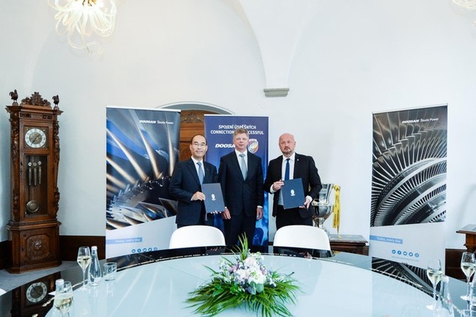 Podpis smlouvy (fotografie: M. Pecuch)
