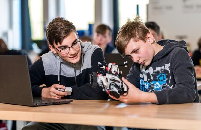 Chceme přiblížit vědu a techniku dětem Od programování až k ponkům