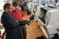 V Borov u Poliky vyrb rukavice pro destky zem svta, krizm navzdory