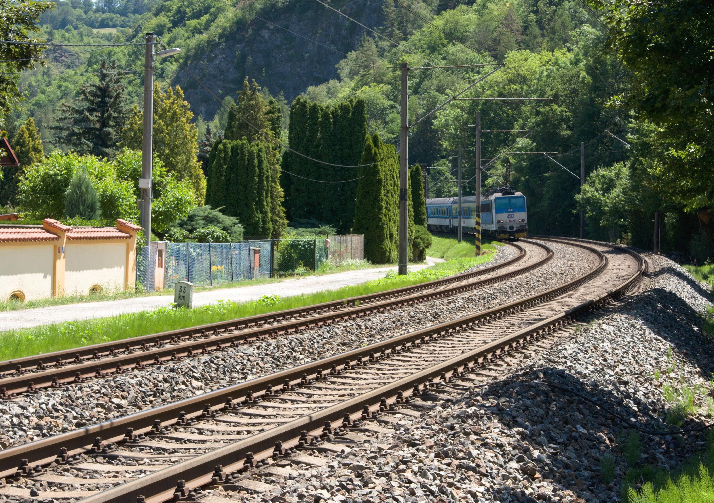 Zaala modernizace trati mezi Karltejnem a Berounem