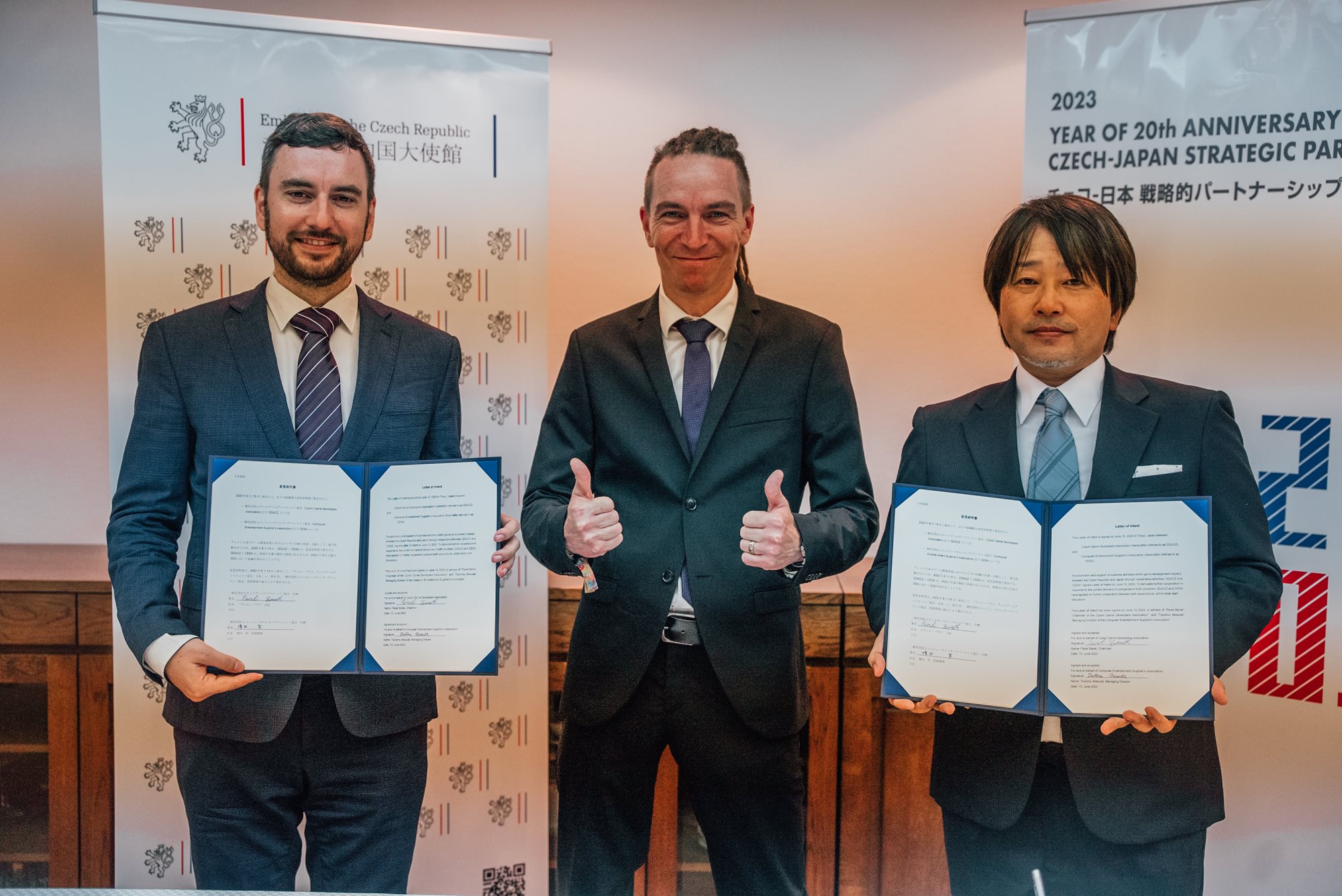 Zstupci Asociace eskch hernch vvoj podepsali dohodu o spoluprci se svmi japonskmi kolegy z organizace Computer Entertainment Suppliers