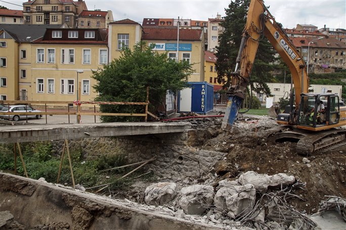 Demolice starho mostu v Prask ulici. Foto Pavel ubrt