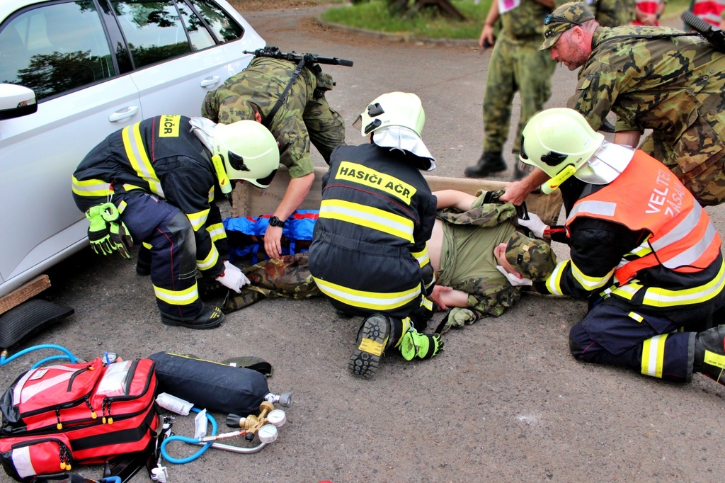  Na vyprotn zrannho po dopravn nehod byla pivolna vojensk hasisk jednotka