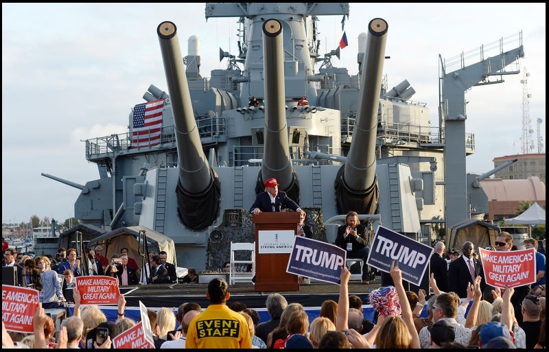 Donald Trump na bitevn lodi USS Iowa americkho nmonictva