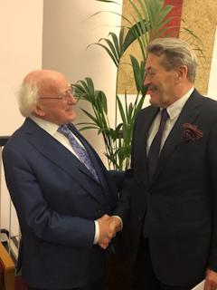 Prezident Irska Michael D. Higgins a Velvyslanec R v Irsku Petr Kyntetr