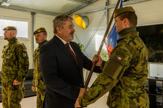 Sttn vlajku symbolicky pevzal major Jaromr Evan z rukou eskho velvyslance v Litv, armdnho generla v. v.  Alee Opaty.