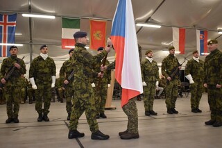 Velitel 1. U AR FP LVA major Marcel Prokop pebr sttn vlajku od velitele MIBde Oskarse Kudlise.