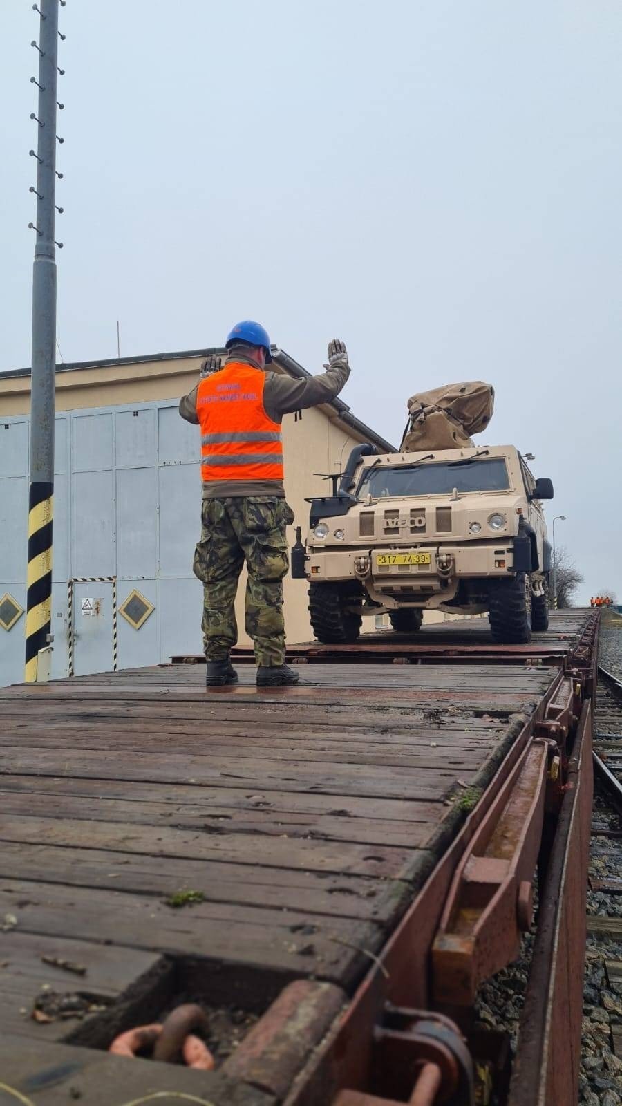 Jednotka Force protection v Lotysku je vybavena lehkmi obrnnmi vozidly IVECO LMV.