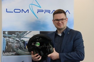 editel s. p. LOM Praha Ji Protiva pedstavil vcvikov helmy pro piloty, jejich soust jsou i pstroje pro denn i non vidn