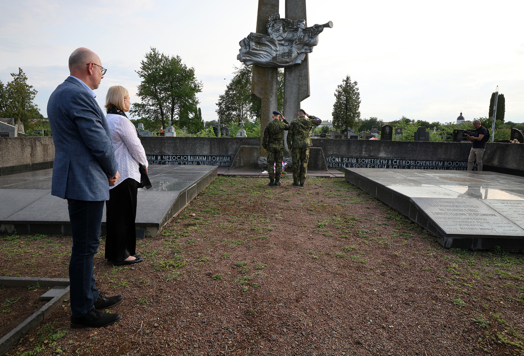 Ministryn obrany ernochov navtvila Ukrajinu, uctila padl z 1. i 2. svtov vlky