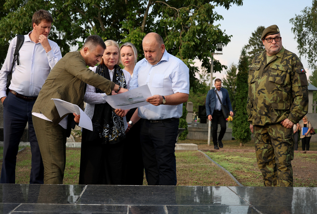 Ministryn obrany ernochov navtvila Ukrajinu, uctila padl z 1. i 2. svtov vlky