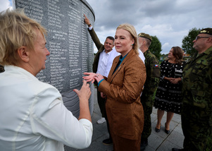 Ministryn obrany ernochov navtvila Ukrajinu, uctila padl z 1. i 2. svtov vlky