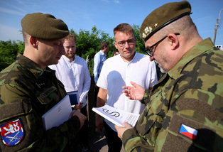 Ministryn obrany ernochov navtvila Ukrajinu, uctila padl z 1. i 2. svtov vlky