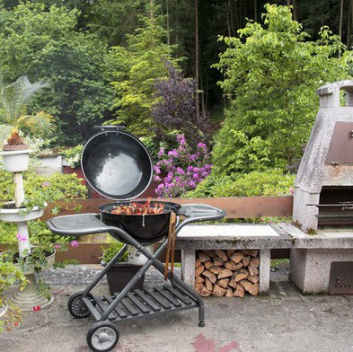 Pohodlné stolování a grilování venku Důležitý je výběr prostoru pro gril a samozřejmě i grilu samotného