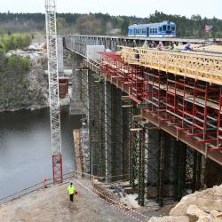 Stavba elezninho mostu pes Orlk skon v ptm roce. Znamen vy rychlost i komfort pro cestujc.