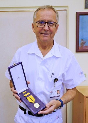 Prof. Teka, sttn vyznamenn  Medaili za zsluhy ostt voblasti vdy, vchovy akolstv (zdroj: FN Plze)