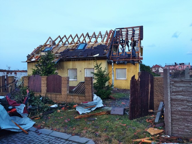 Czech moravia tornado, Hruky