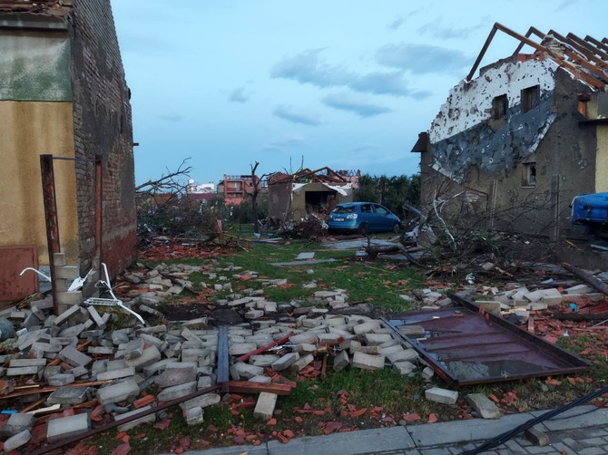 Czech moravia tornado, Hruky