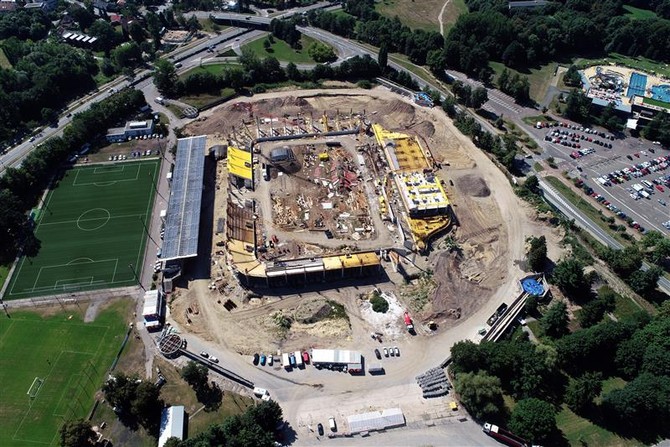 Stavba multifunknho fotbalovho stadionu v Hradci Krlov - srpen 2022.