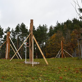 
                                Instalace dřevěných soch na Palavě. FOTO: Michal Záboj
                                    