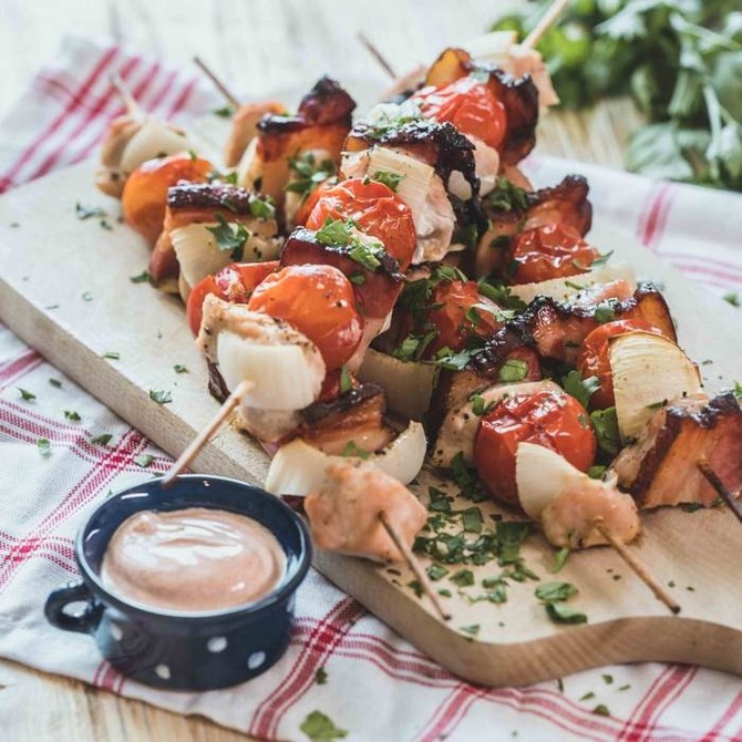 Recept na lehké krůtí špízy s paprikovým dipem Zkuste vegetariánskou verzi se zeleninou a sýrem