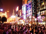 Ulice Šanghaje v noci, Čína, východní Asie