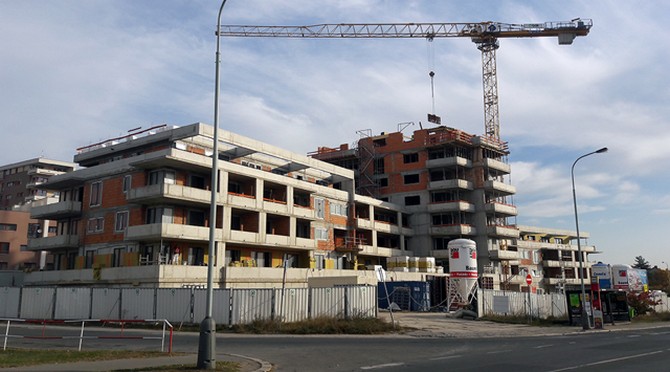 Vzniklo zde celkem devět bytových domů Pražský Kamýk je dobře dopravně dostupný