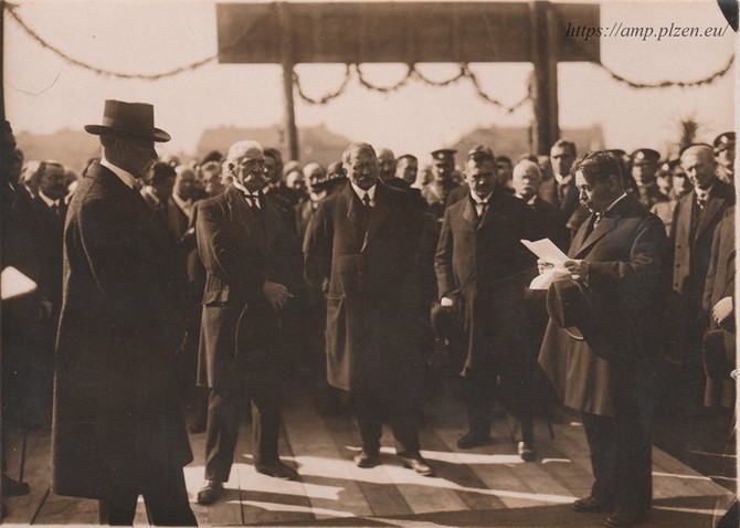Prezident T. G. Masaryk pi poloen zkladnho kamene souasn Masarykova zkladn koly