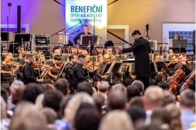 Benefin koncert v Hanckch kasrnch nadchnul Foto: David Sedlk