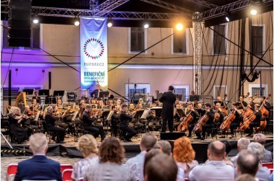 Benefin koncert v Hanckch kasrnch nadchnul Foto: David Sedlk