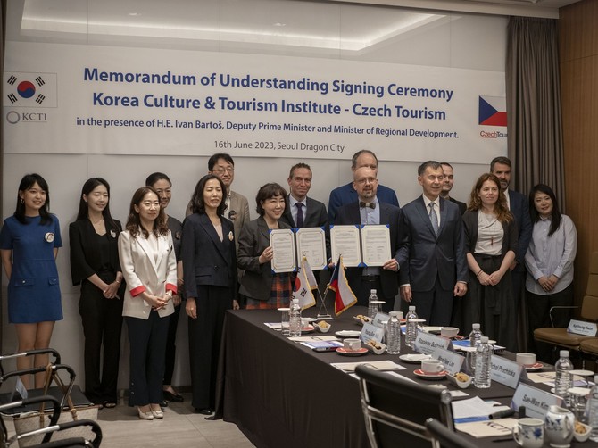 Zstupci agentury CzechTourism a Korejskho institutu pro kulturu a turismus (KCTI) v Soulu podepsali memorandum o spoluprci v oblasti cestovnho ruchu. 