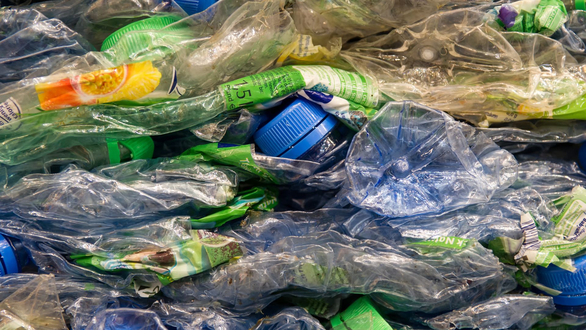 Uniktn experiment ministerstva: Jen kad druh PET lahev putuje k recyklaci. Zlepit to me zlohov systm