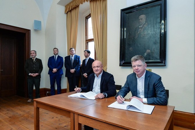 Podpis smlouvy (fotografie: M. Pecuch)