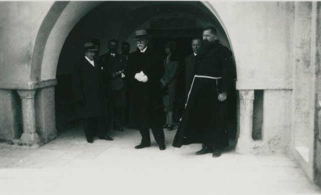 TGM na nvtv Palestiny. S doprovodem v Betlm 9. dubna 1927; MA, ATGM, fond Ustav T. G.Masaryka I (47/1), sign. 47-XIX-004 
