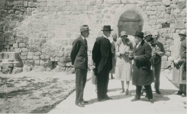 TGM na nvtv Palestiny. S doprovodem v Jeruzalm 9. dubna 1927; MA, AUTGM, fond Ustav T.G. Masaryka I (47/1), sign. 47-XIX-020 