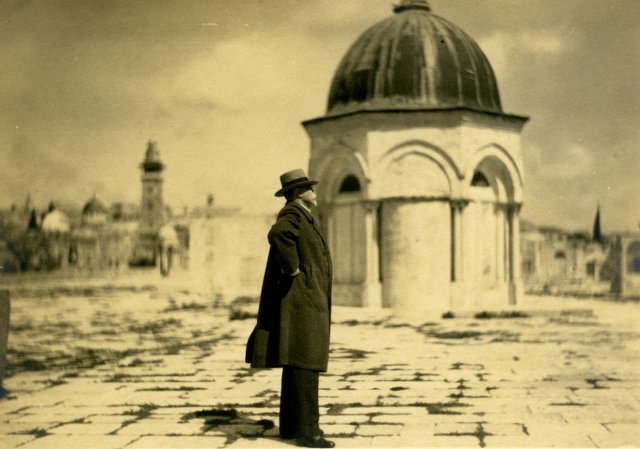  TGM na nvtv Palestiny. V Jeruzalm 9. dubna 1927; MA, ATGM, fond stav T. G. Masaryka 147/1), sign. 47-XIX-013 