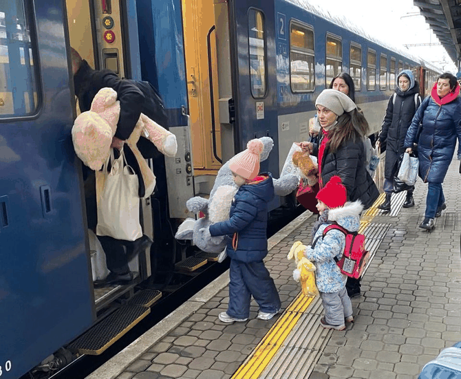 Humanitrn vlak pome uprchlkm v Koicch na cest do bezpe