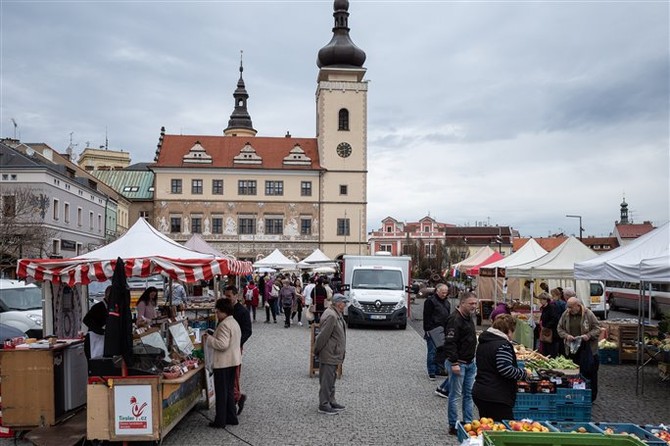 První letošní farmářské trhy na náměstí. Foto Zdeněk Kolín
